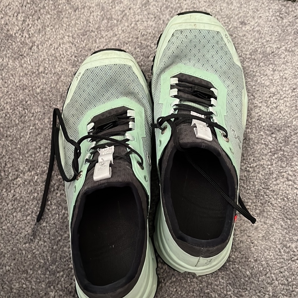 On cloud helion shoes